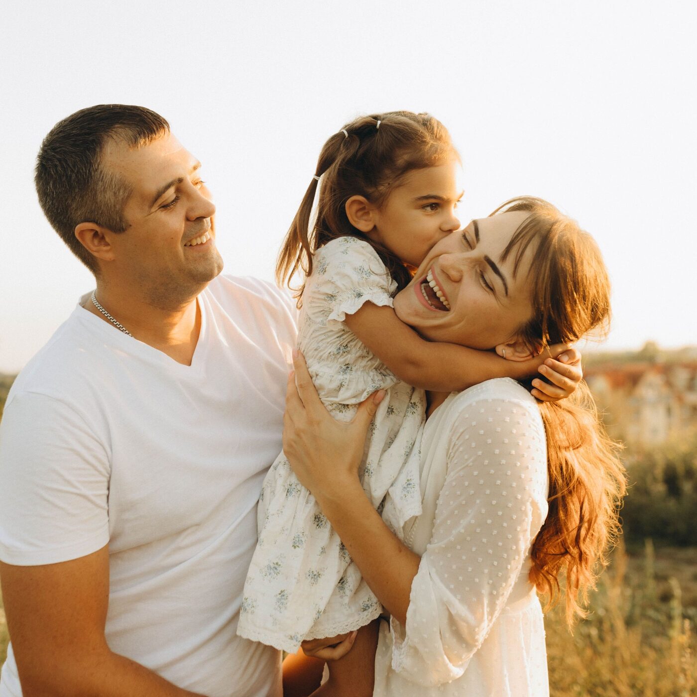Familia disfrutando su tranquilidad gracias a la previsión con Protecto Deco